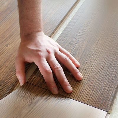 Houten vloertegels voor slaapkamer, woonkamer en keuken vergroten de sfeer van uw huis