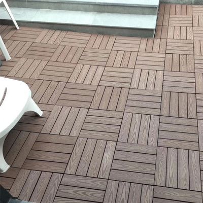 Transformeer de buitenruimte van uw hotel met interlockende houten dektegels 300x300x22/25mm