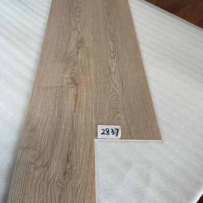 Eenvoudige kleur Spc klik vloer gemaakt van 100% maagdelijke materialen voor een gemakkelijke installatie