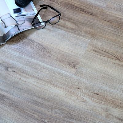 Hout als zelfklevend vinyl PVC-plastiekvloeren met een opgestort ontwerp