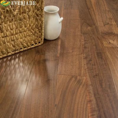 Duurzame capaciteitsdichtheid 12 mm houtgraan gelamineerde vloer met haringbeenpatroon