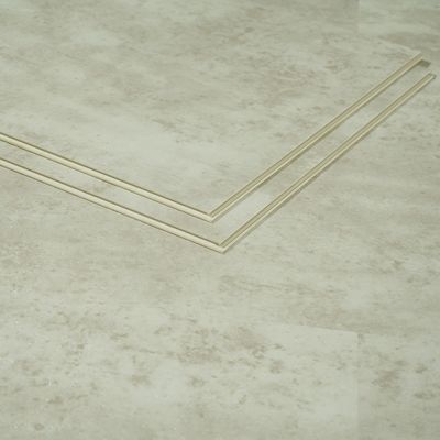 SPC-vloeren in marmeren stijl met moderne tegelplanken en plastische textuur