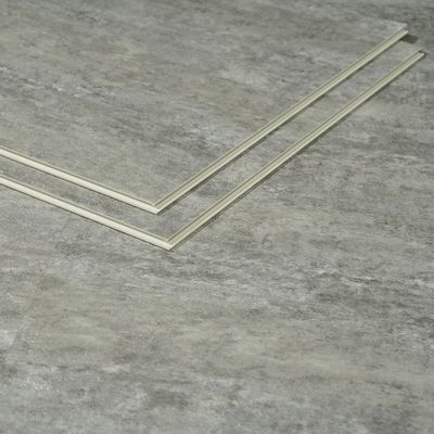 SPC-vloeren in marmeren stijl met moderne tegelplanken en plastische textuur