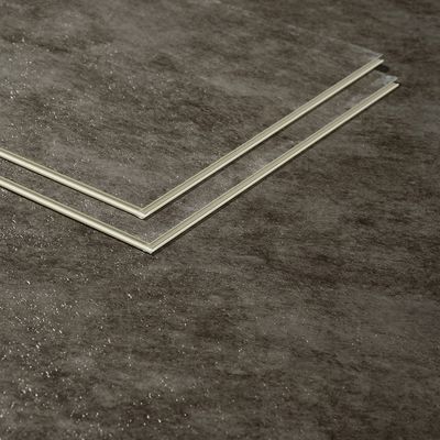 SPC-vloeren in marmeren stijl met moderne tegelplanken en plastische textuur