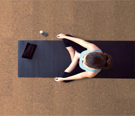 Op maat gemaakte zelfklevende kliksloktegelvloer voor yoga-studio-isolatie en geluidsisolatie