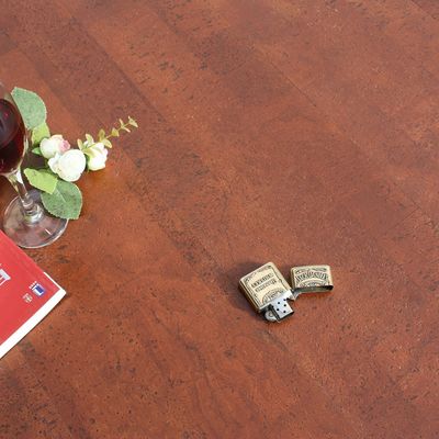 Eco-vriendelijke keuken met een onderlaag van akoestisch kurk met houten tegels met patronen