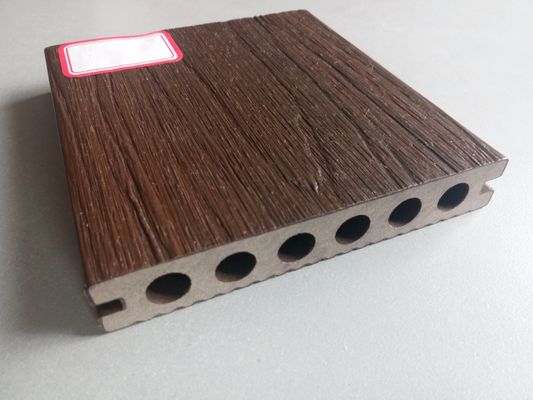 Gekleurde houten kunststofcomposite-dekplaten voor patio-veranda waterdicht en duurzaam