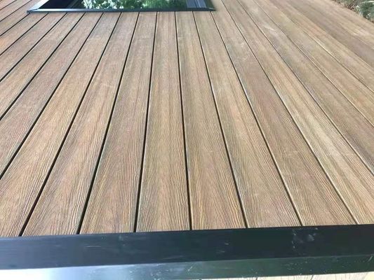 Gekleurde houten kunststofcomposite-dekplaten voor patio-veranda waterdicht en duurzaam