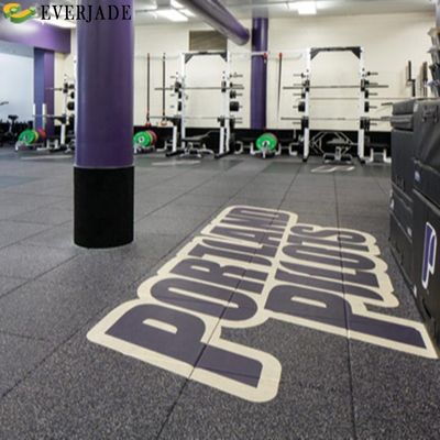 Aanpassen gymvloermat met 85% SBR granulaten 15% EPDM granulaten in verschillende diktes
