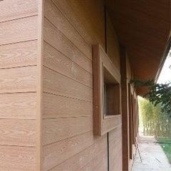 Buitenmuurdecoratief materiaal WPC-paneel met houtkorreltextuur en zandoppervlak